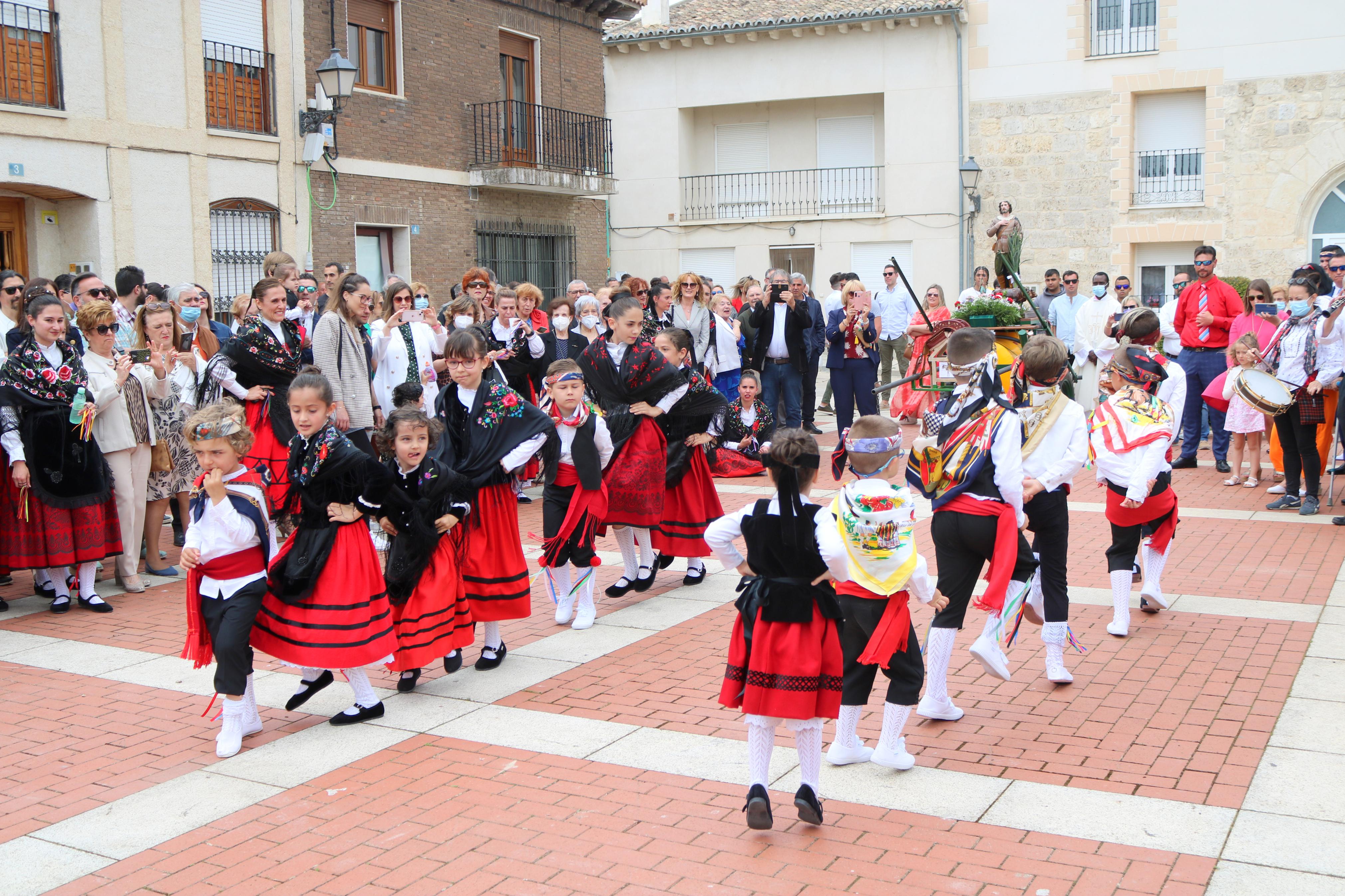 Decenas de danzantes participaron en la fiesta en honor a San Isidro Lavr