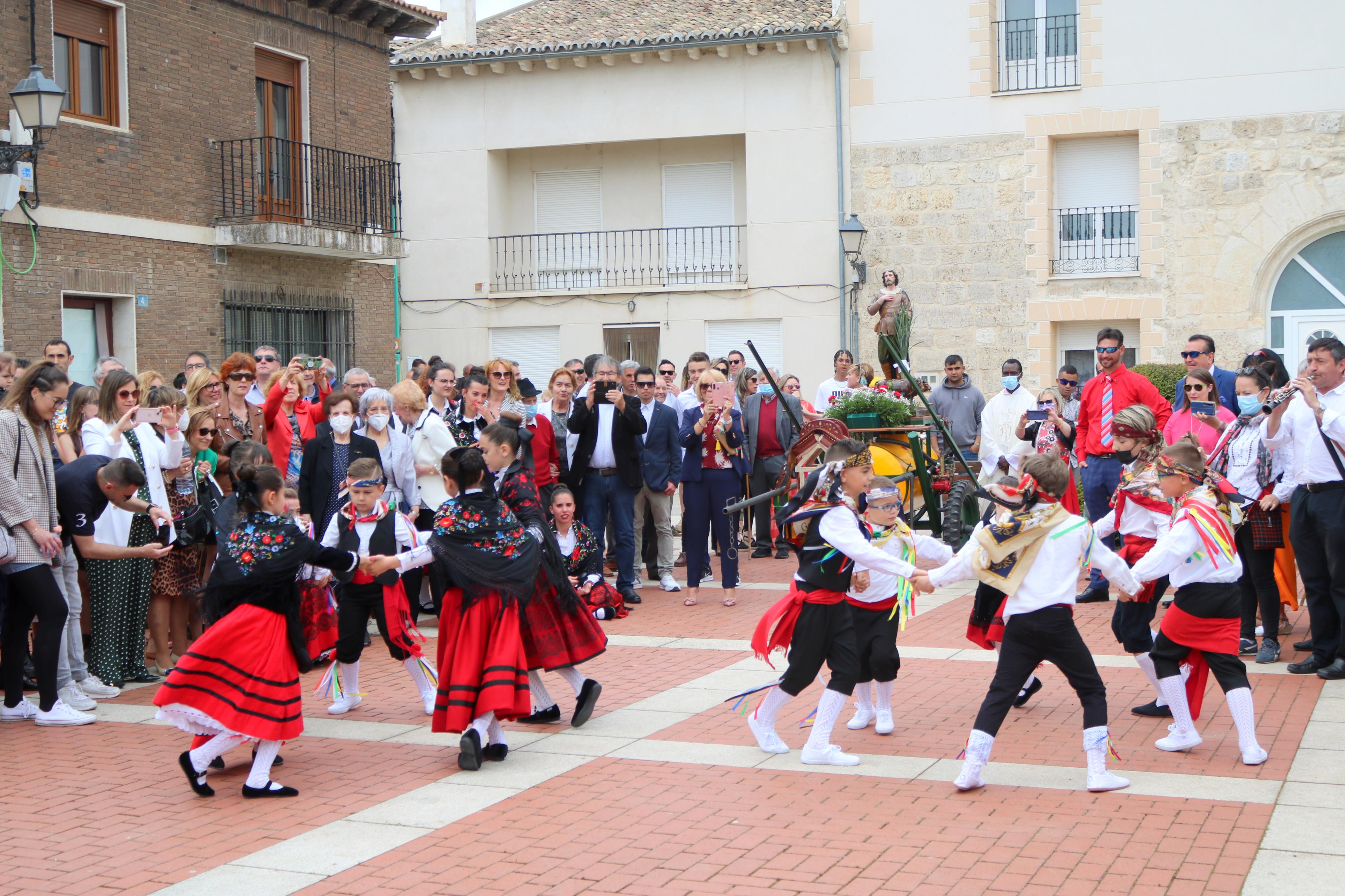 Decenas de danzantes participaron en la fiesta en honor a San Isidro Lavr