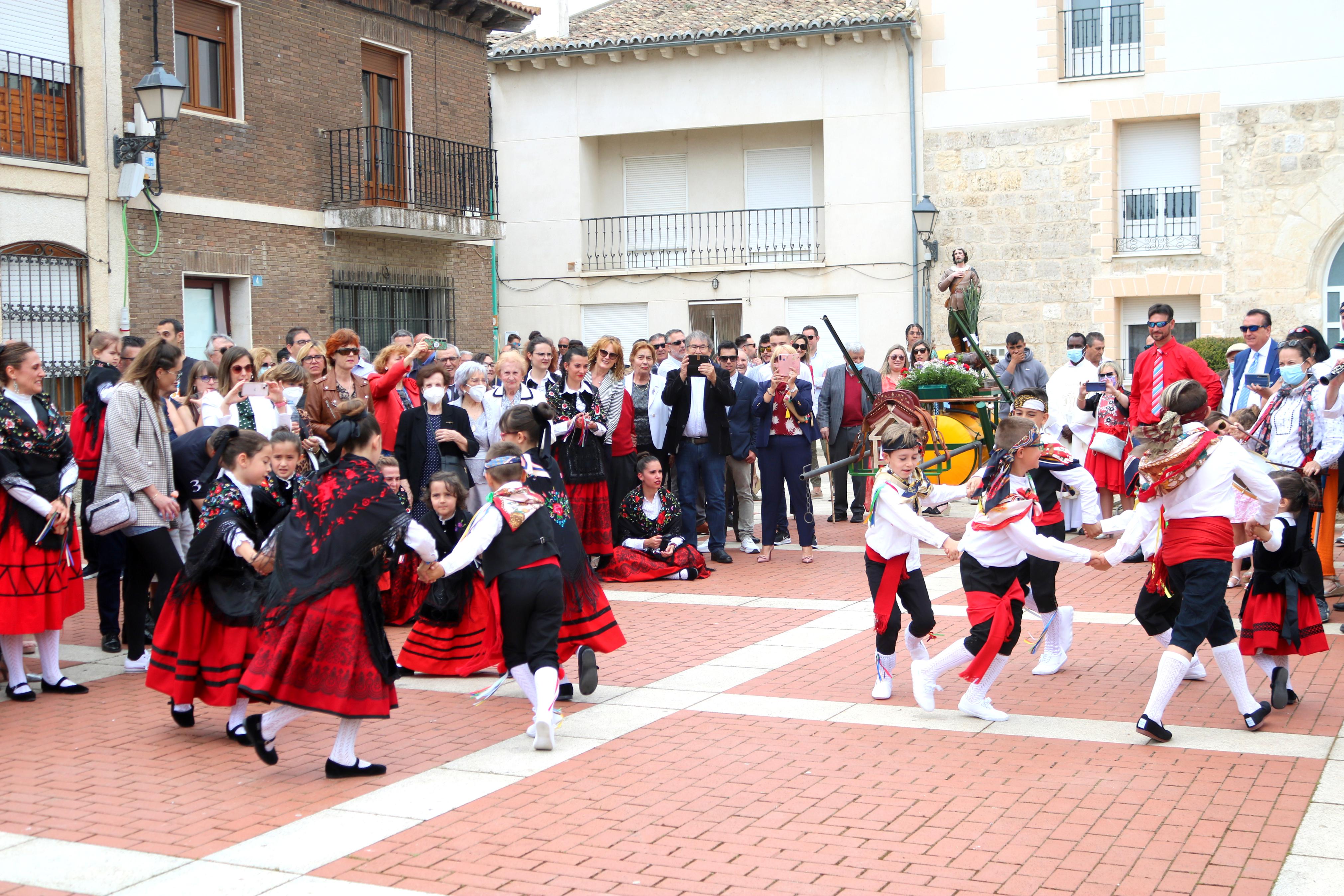 Decenas de danzantes participaron en la fiesta en honor a San Isidro Lavr