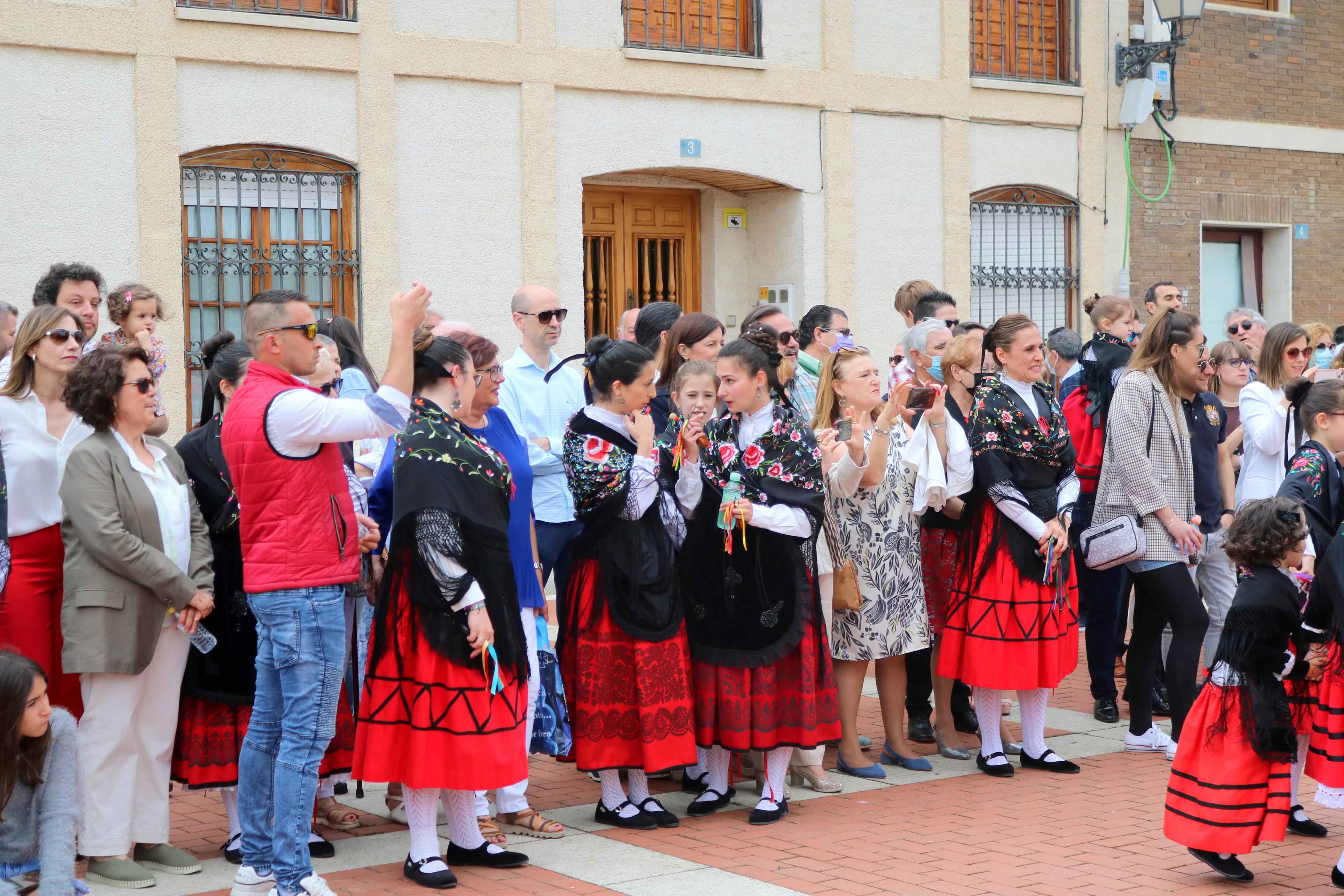 Decenas de danzantes participaron en la fiesta en honor a San Isidro Lavr