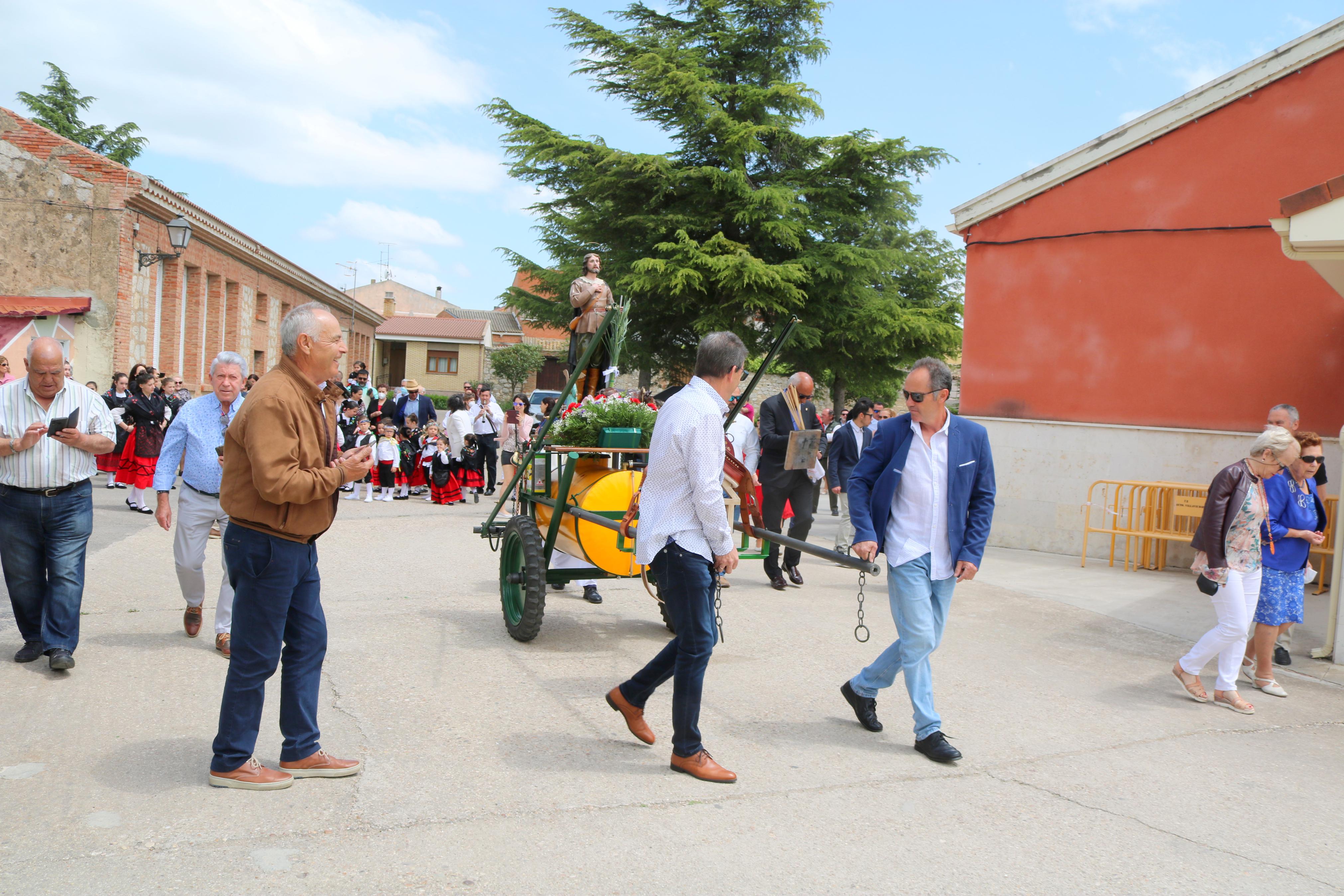 Decenas de danzantes participaron en la fiesta en honor a San Isidro Lavr