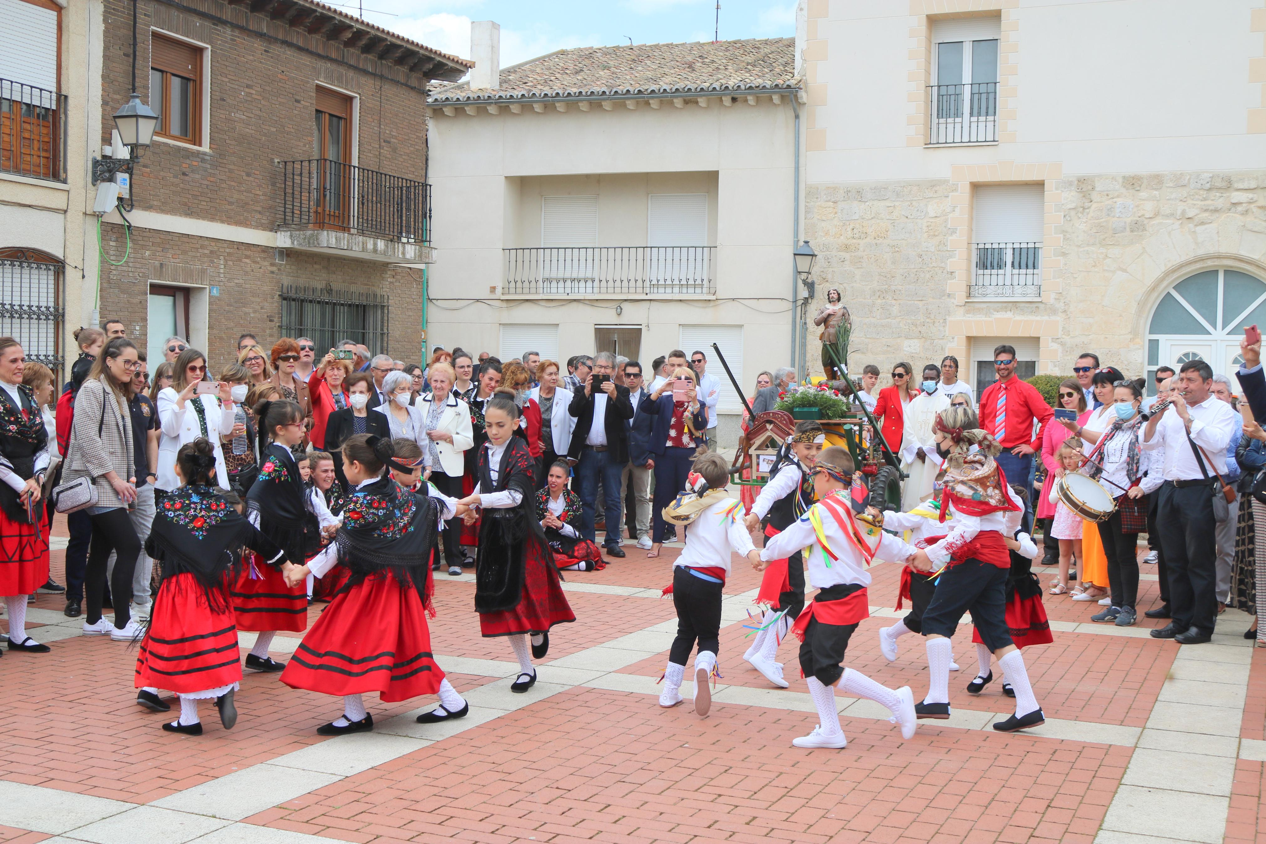 Decenas de danzantes participaron en la fiesta en honor a San Isidro Lavr