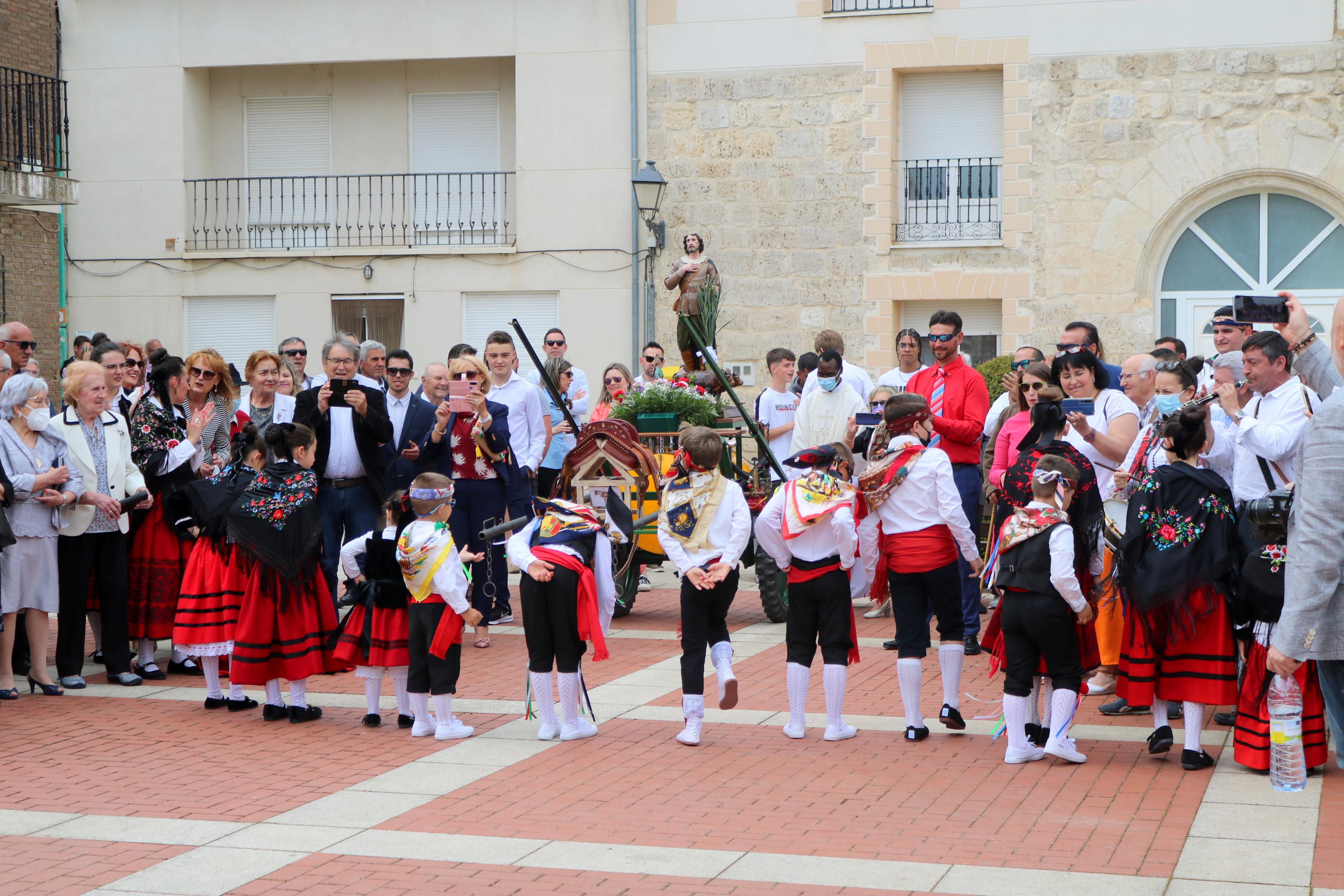 Decenas de danzantes participaron en la fiesta en honor a San Isidro Lavr