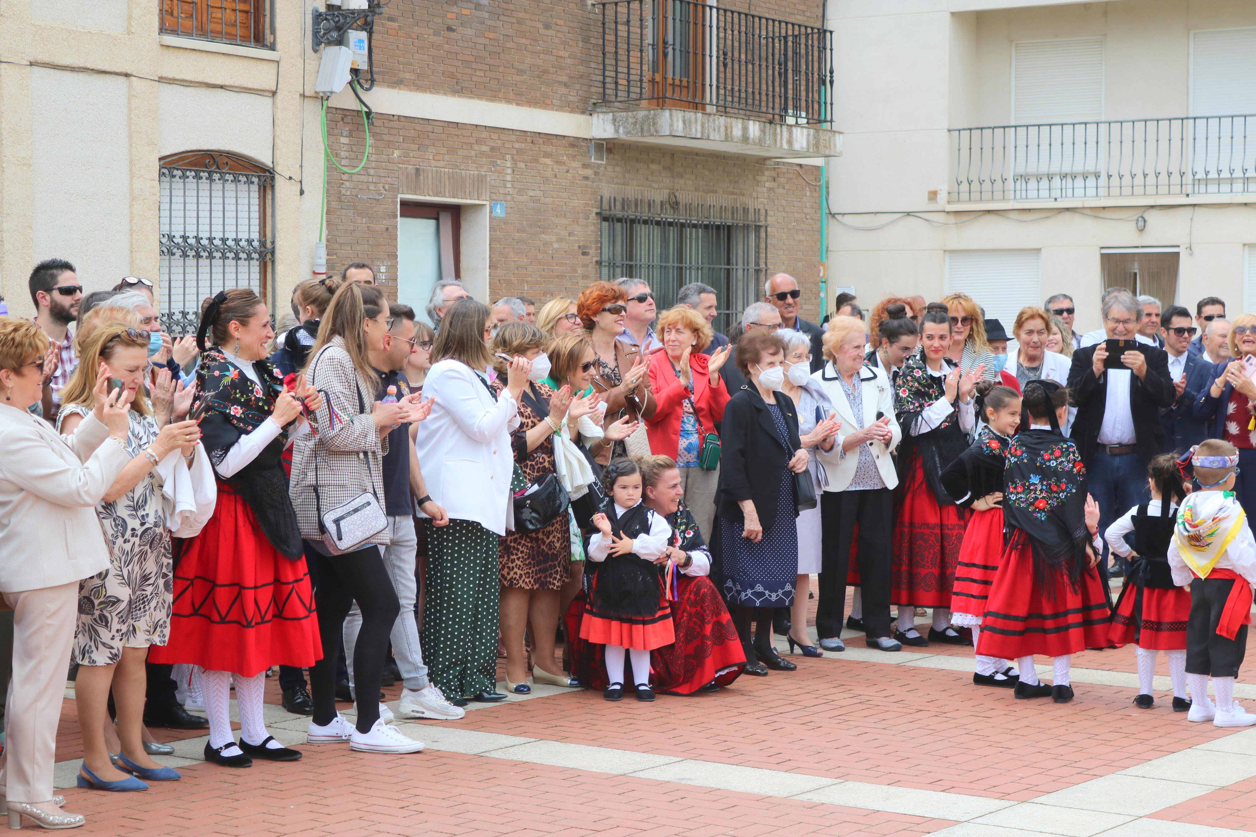 Decenas de danzantes participaron en la fiesta en honor a San Isidro Lavr