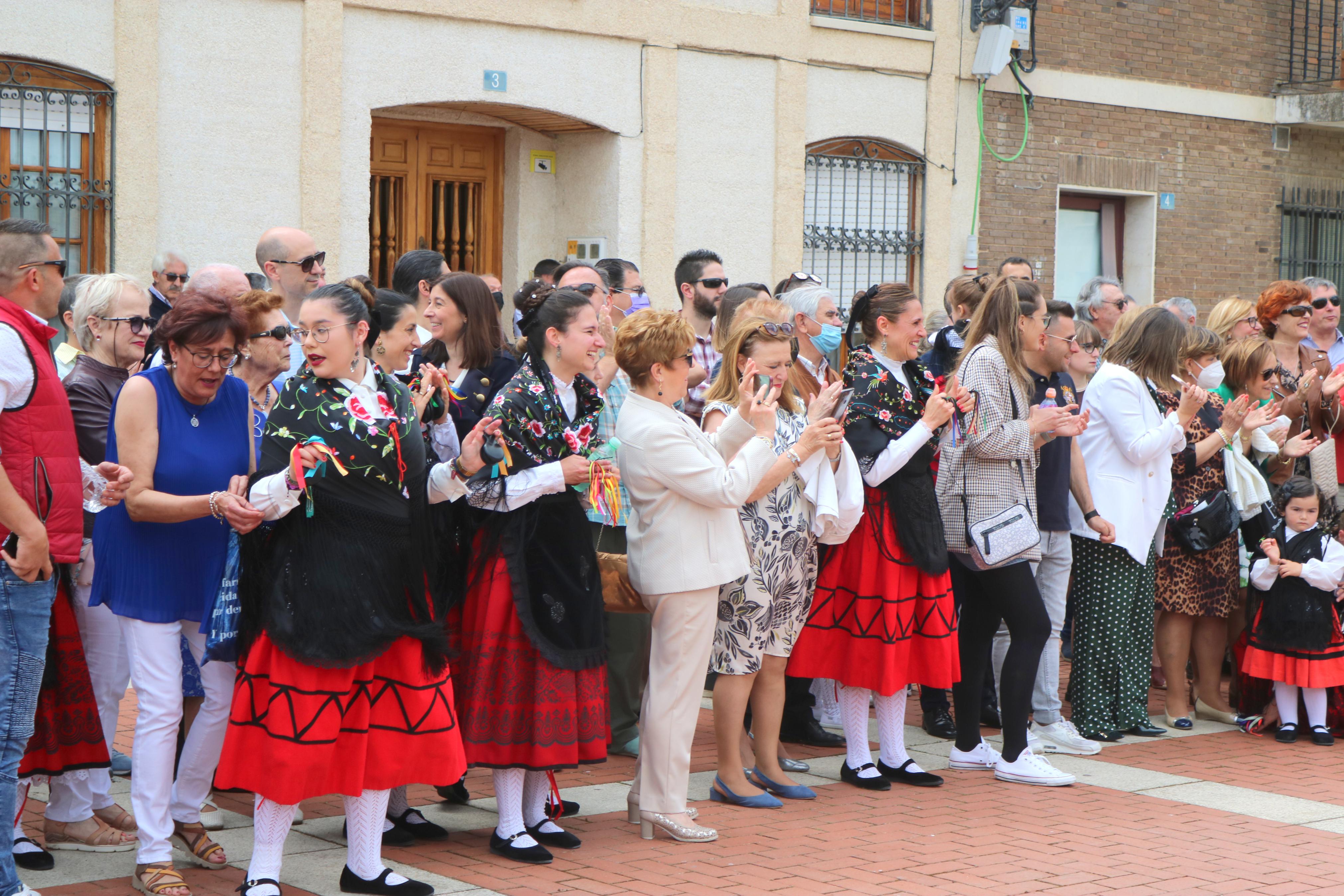 Decenas de danzantes participaron en la fiesta en honor a San Isidro Lavr