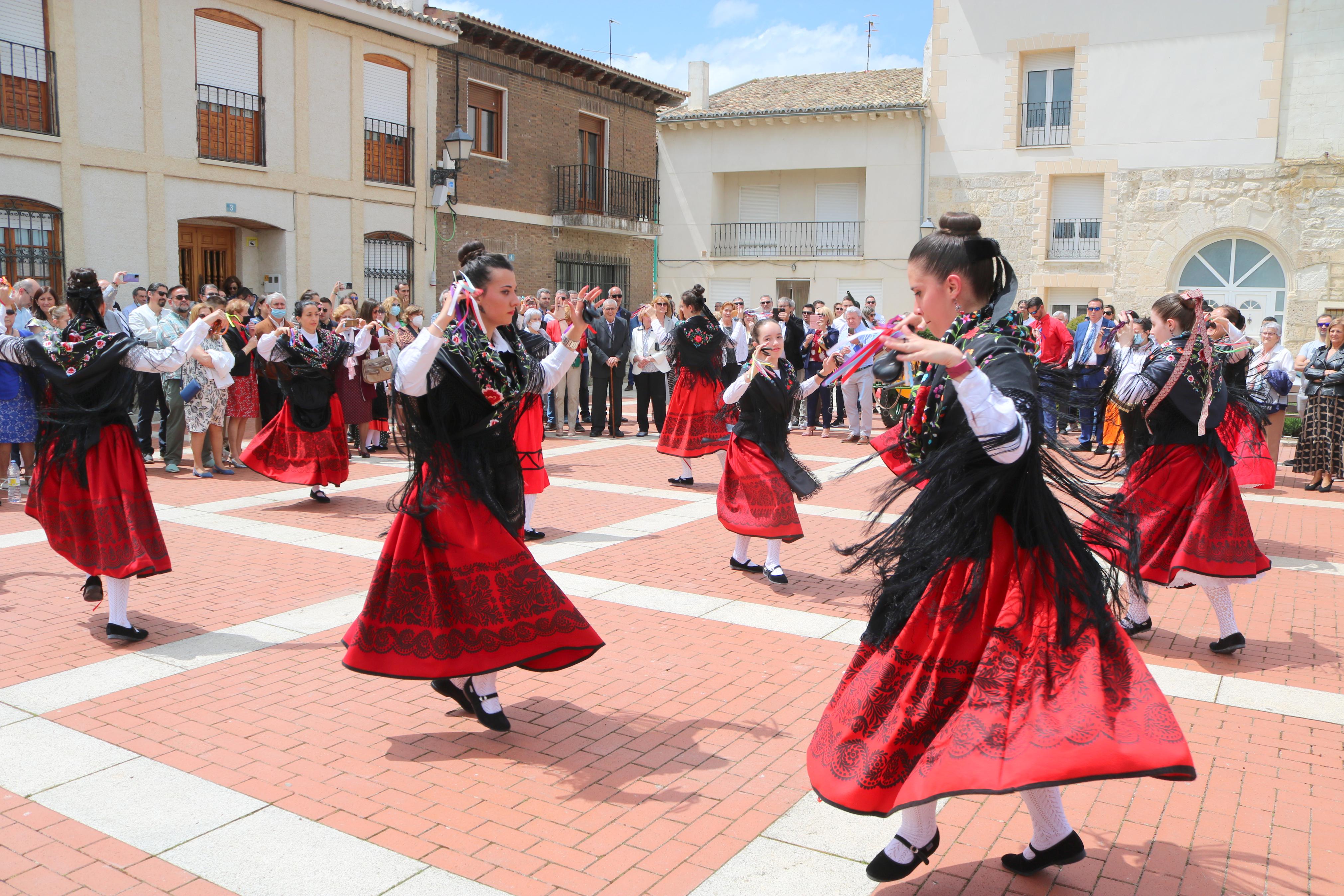 Decenas de danzantes participaron en la fiesta en honor a San Isidro Lavr