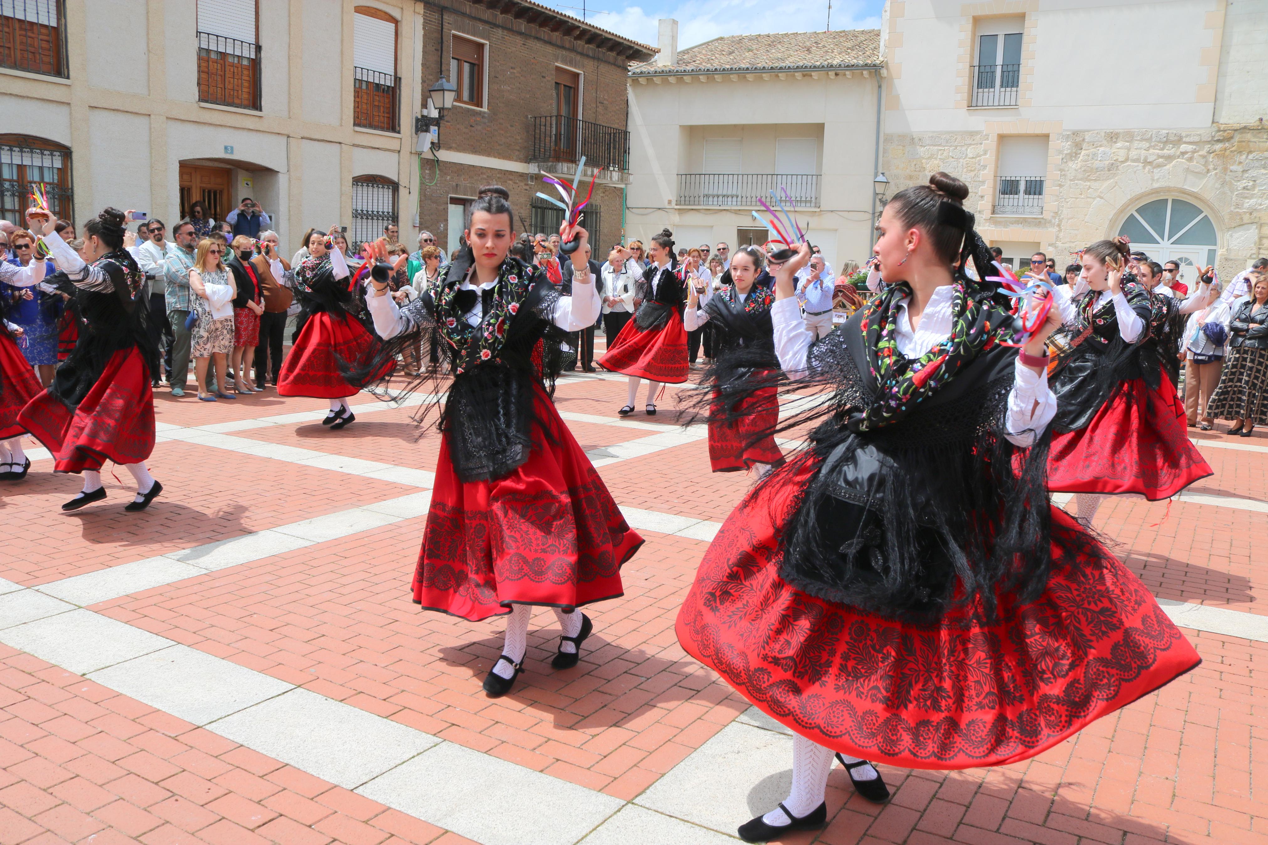 Decenas de danzantes participaron en la fiesta en honor a San Isidro Lavr