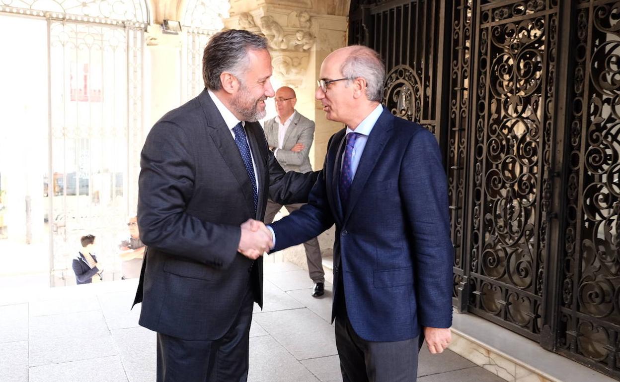 El presidente de las Cortes de Castilla y León, Carlos Pollán, saluda al presidentd ela Diputación Javier Iglesias, en el palacio de La Salina. 