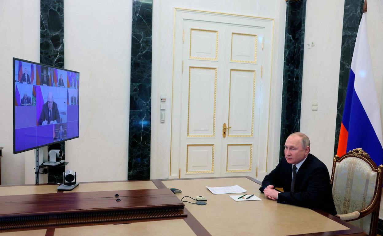 Vladimir Putin preside una reunión telemática del Consejo de Seguridad.