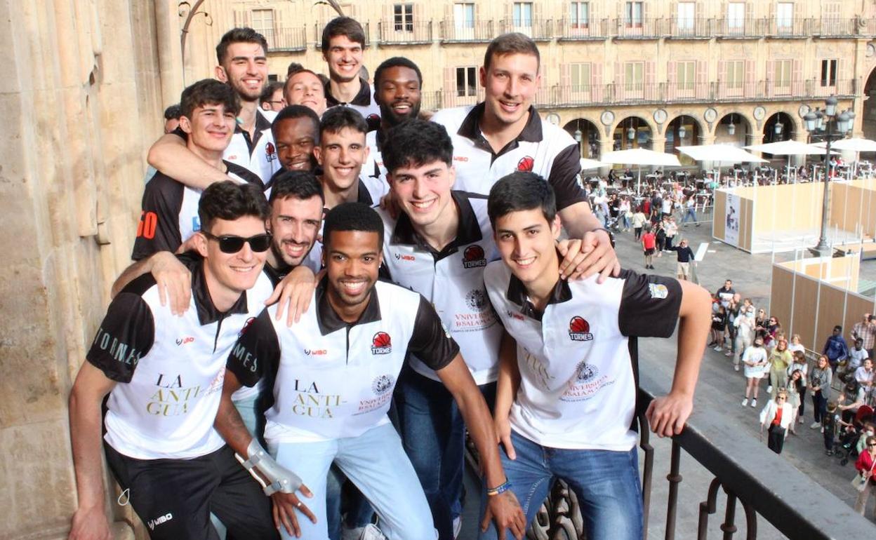 Los jugadores del Usal La Antigua, en el balcón del Ayuntamiento de Salamanca. 