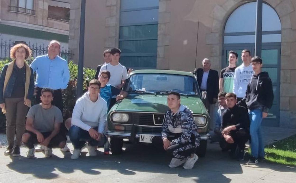 El Museo de Historia de la Automoción difunde el futuro profesional del vehículo histórico entre los estudiantes salmantinos