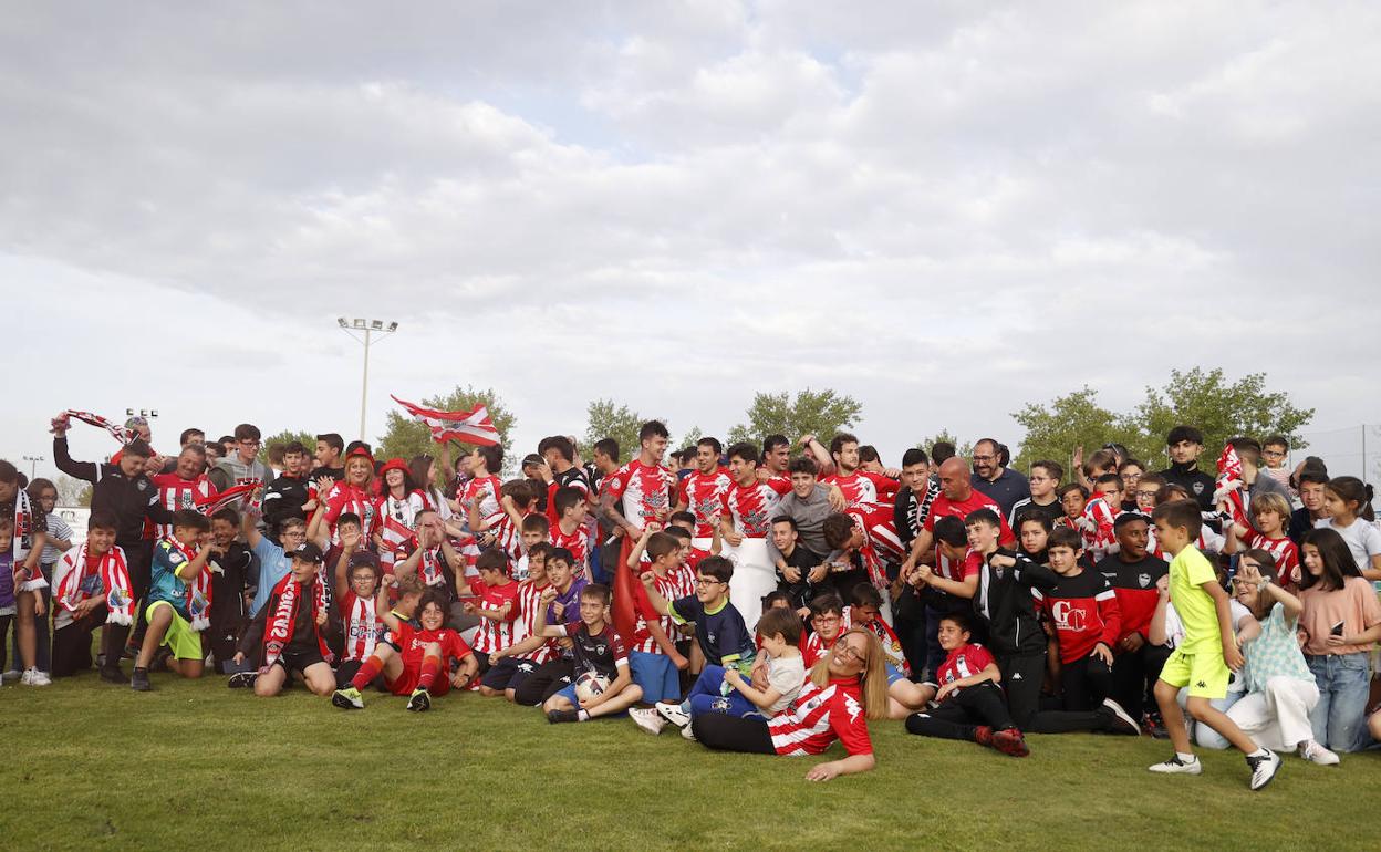 Jugadores y aficionados celebran que el equipo ha certificado estar en 'play off'. 