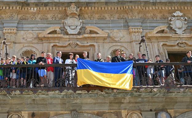 Imagen principal - El grito de «¡Viva Ucrania!» resuena en el balcón del Ayuntamiento de Salamanca