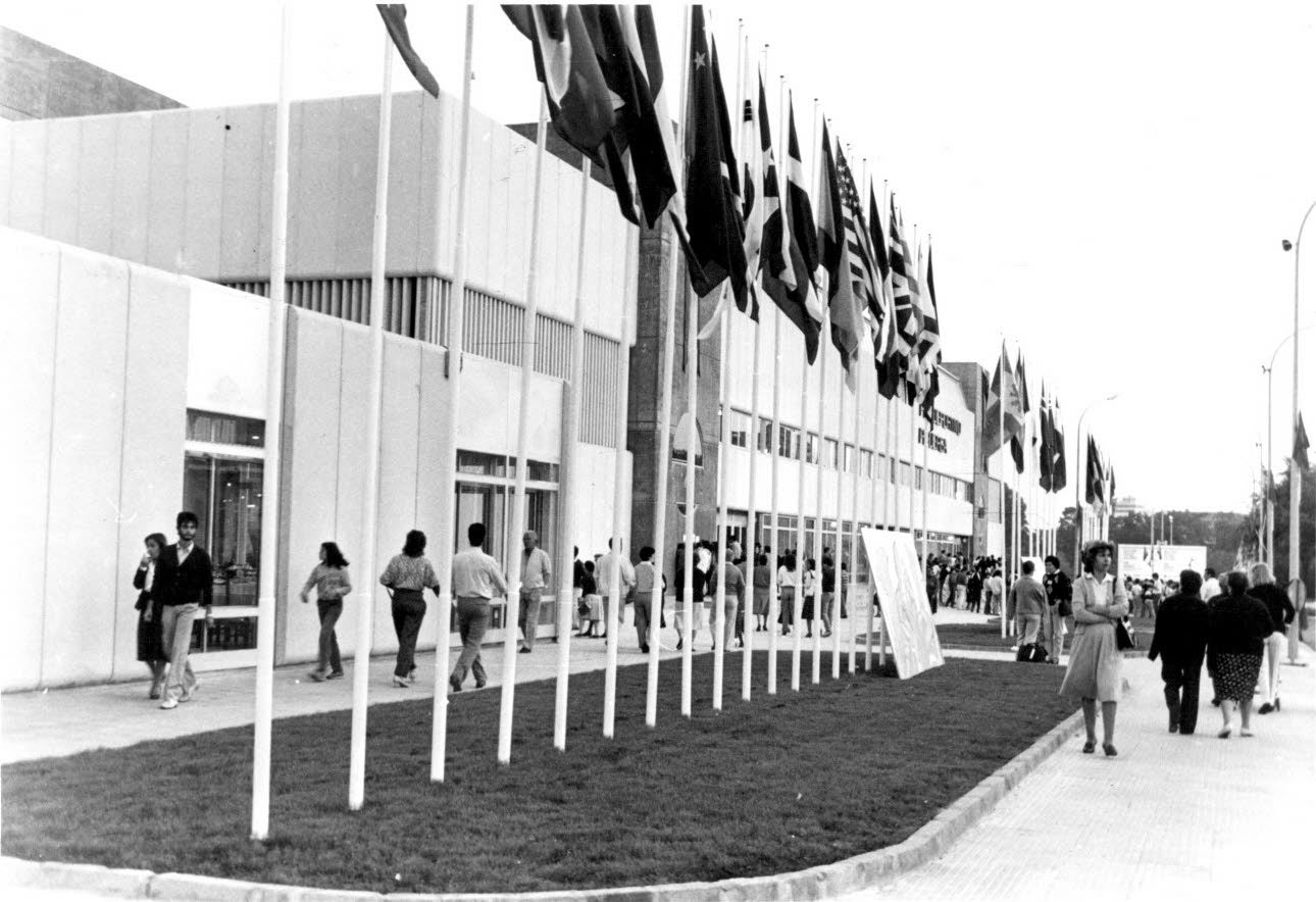 10.10.1985 Banderas de los países participantes en el XII Mundial de Gimnasia Rítmica que se celebró coincidiendo con la inauguración del Polideportivo Pisuerga.