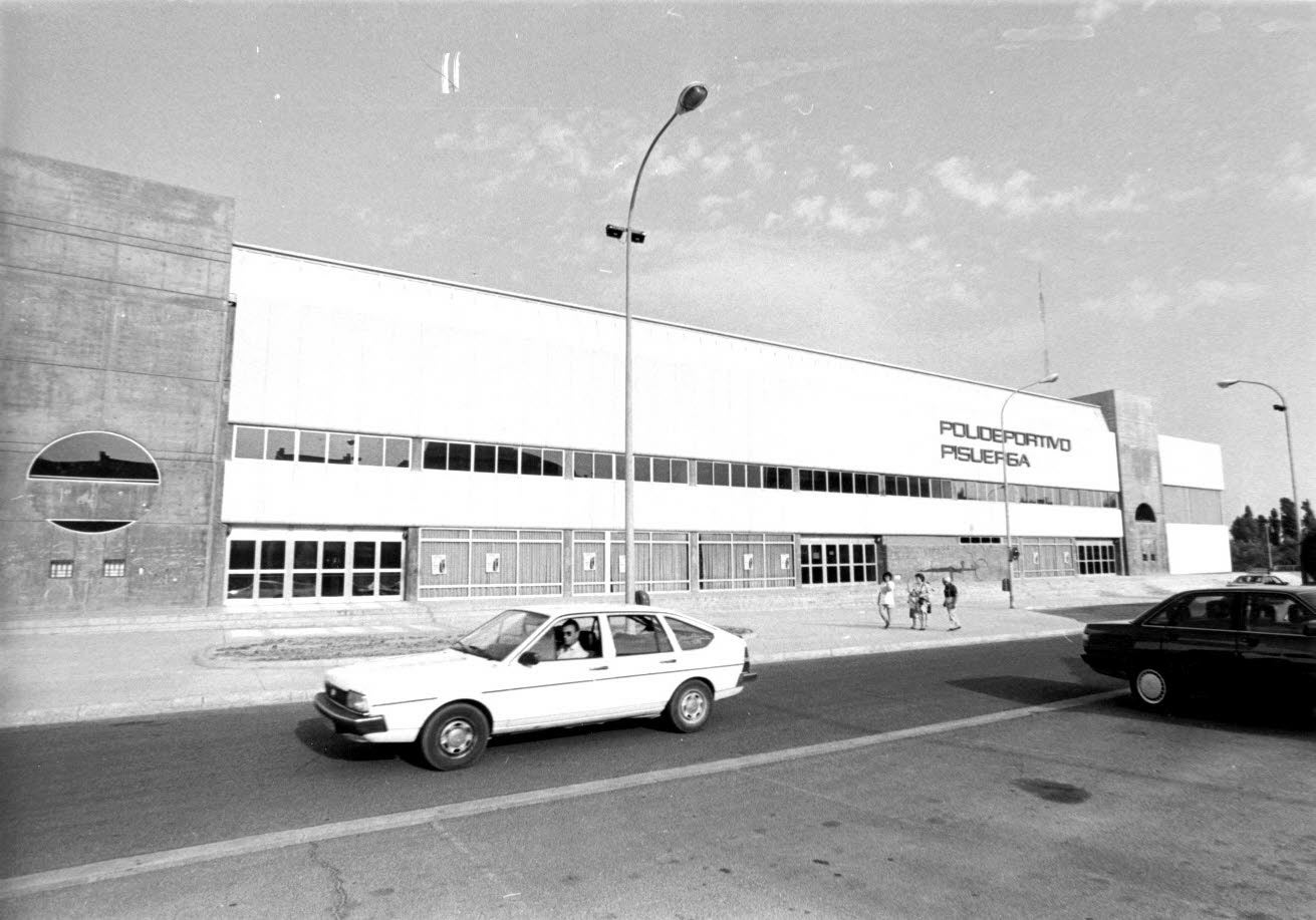 Fachada del edificio en octubre de 1985.