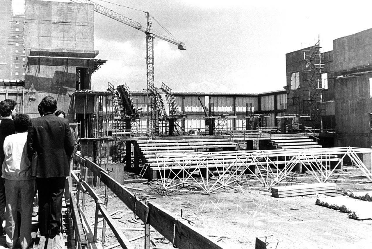 Obras de construcción del polideportivo hacia 1985.