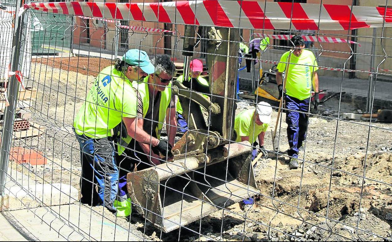 Obras en la calle Agapito Marazuela, durante la mañana de ayer. 