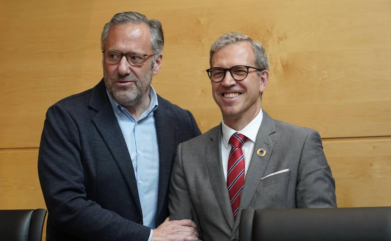 El presidente de las Cortes, Carlos Pollán, y el consejero de Industria, Mariano Veganzones, antes del inicio de la comisión parlamentaria.