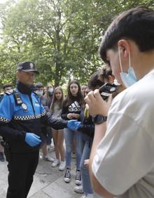 Imagen secundaria 2 - Simulador de vuelco cedido por la Fundación Michelin y un alumno realiza una prueba de alcoholemia.