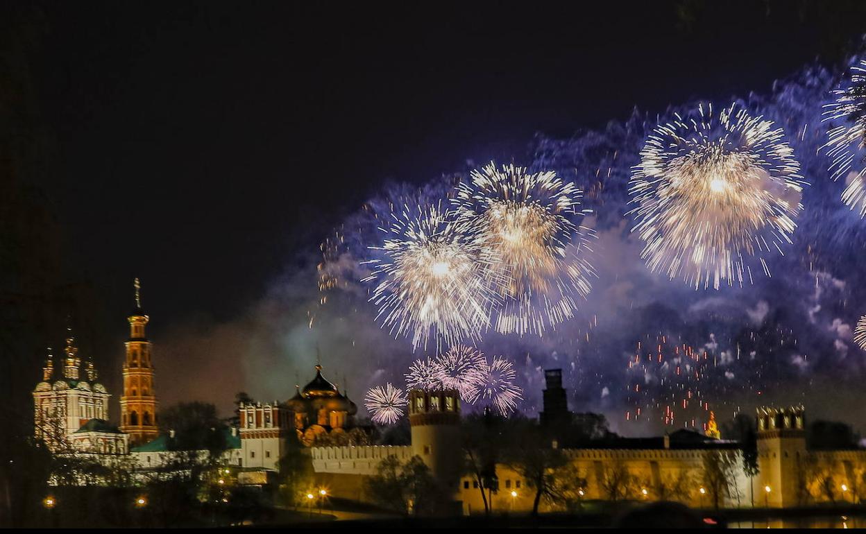 Fuegos artificiales que iluminan el cielo nocturno de Moscú en el Día de la Victoria, el 9 de mayo.