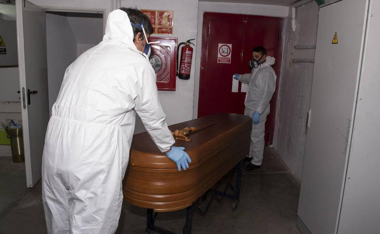 Servicios funerarios recogen un féretro del Hospital General de Segovia durante la pandemia. 