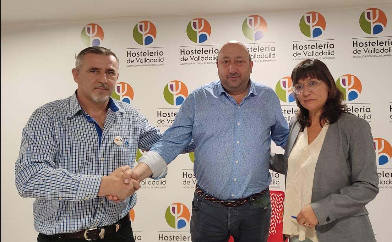 Firma del contrato entre la Asociación de Hostelería de Valladolid y la Asociación CyL por Ucrania. 