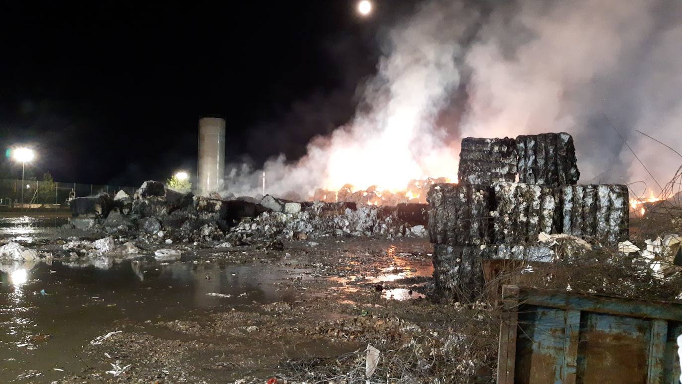 El fuego se ha registrado en un recinto exterior vallado, donde se apilan grandes dados de papel reciclado prensado