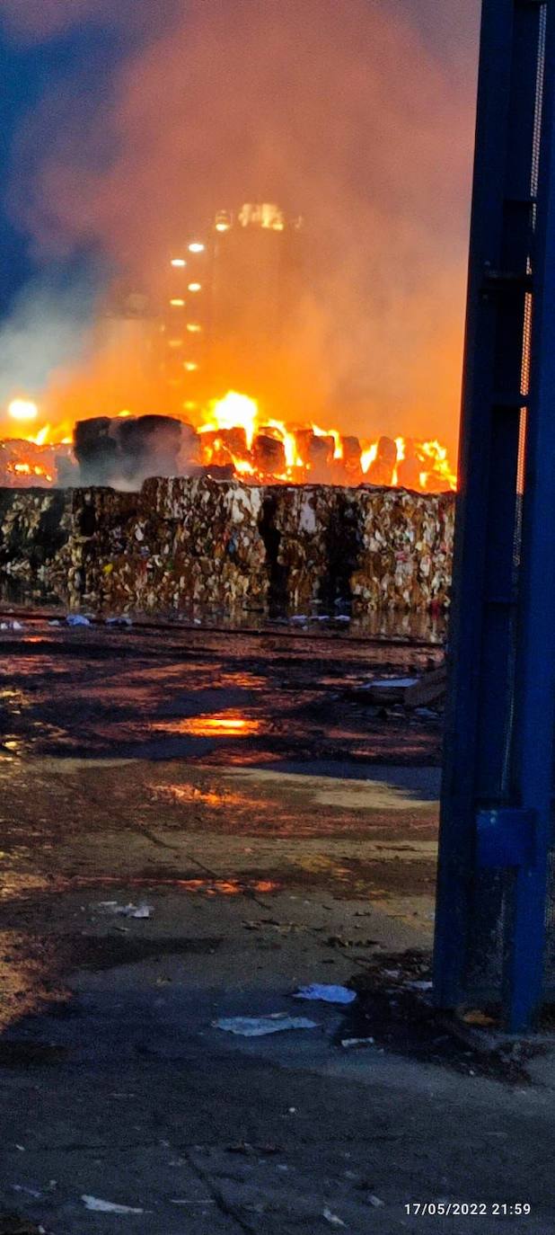 El fuego se ha registrado en un recinto exterior vallado, donde se apilan grandes dados de papel reciclado prensado