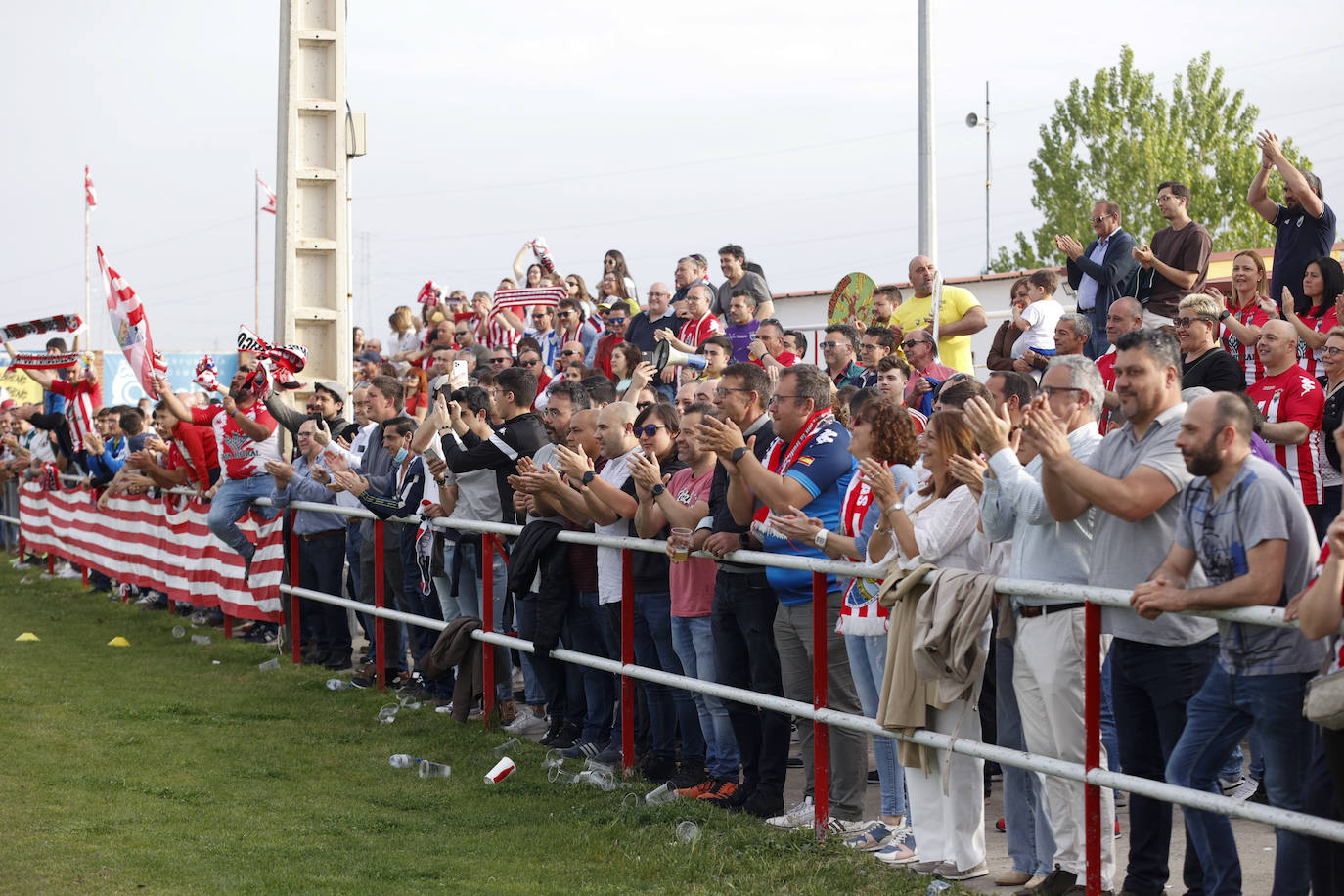 Aficionados del Tordesillas animando al equipo en el partido ante el Colegio Diocesanos. 