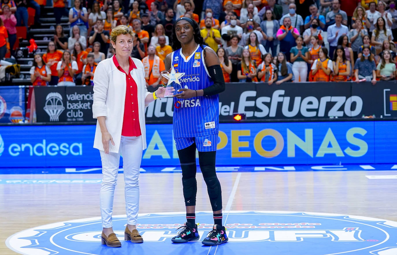 Kahleah Copper recibe el MVP de la final de la Liga Femenina de manos de Elisa Aguilar. 