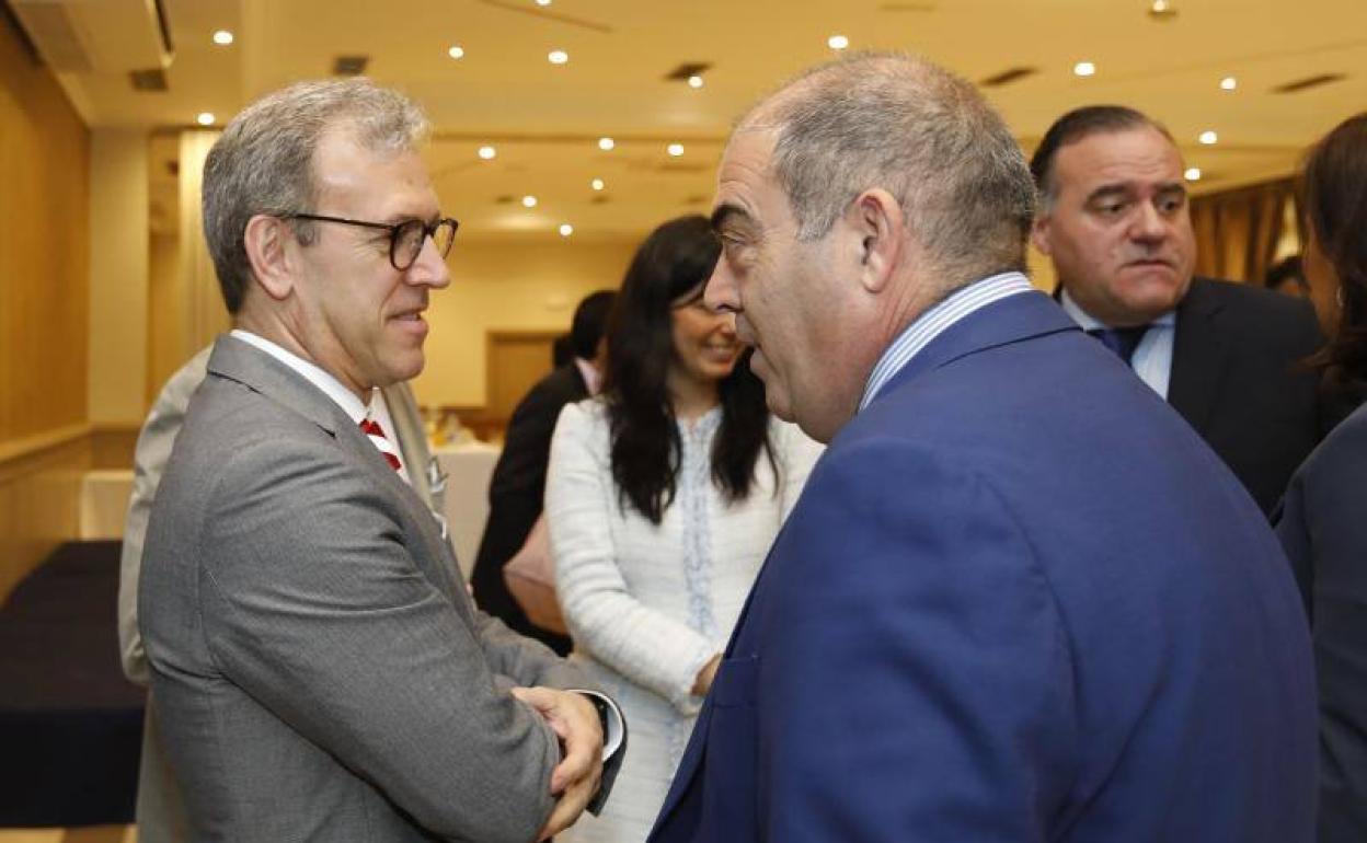 El presidente de ATA, Lorenzo Amor, (derecha) departe con el consejero de Industria, Marano Veganzones, tras la sesión del Foro Económico de El Norte de Castilla en Palencia.