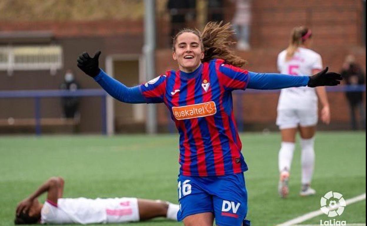 Carmen Álvarez celebra un gol con el Eibar. 