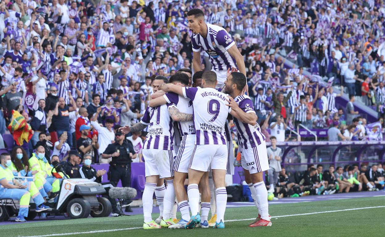 Los jugadores del Real Valladolid celebran uno de los goles ante la Ponferradina en Zorrilla. 