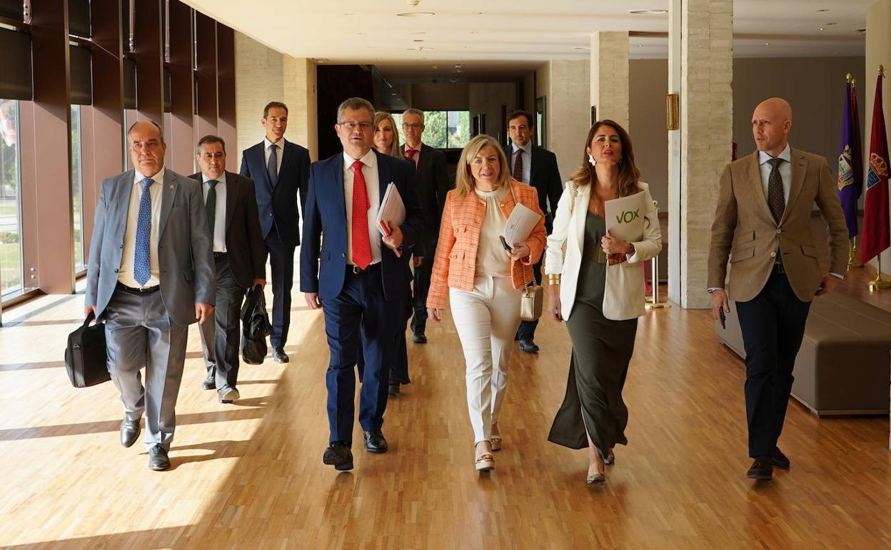 El consejero de Agricultura junto a los integrantes de su equipo y varios procuradores de VOX. 