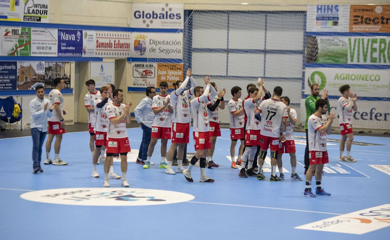 Jugadores del Balonmano Nava aplauden a la afición al término de un anterior partido de Liga.