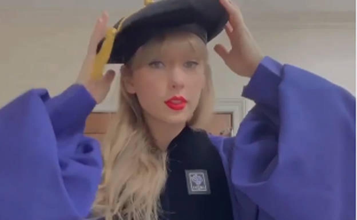 Taylor Swift, preparándose para acudir a la graduación.