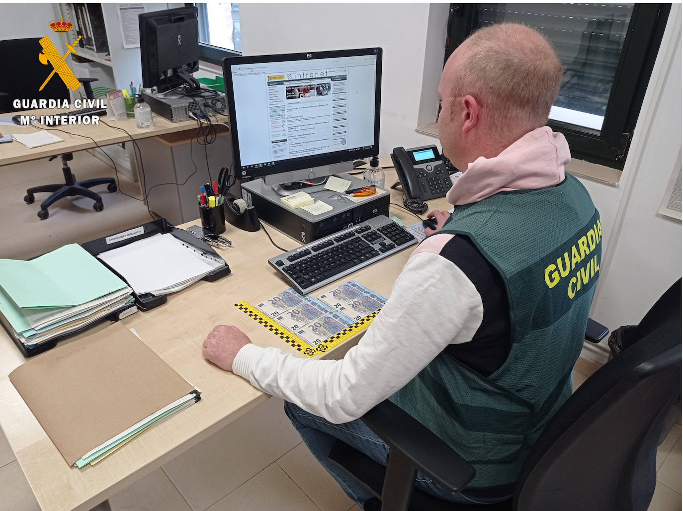 Investigación por parte de un agente de la Guardia Civil.