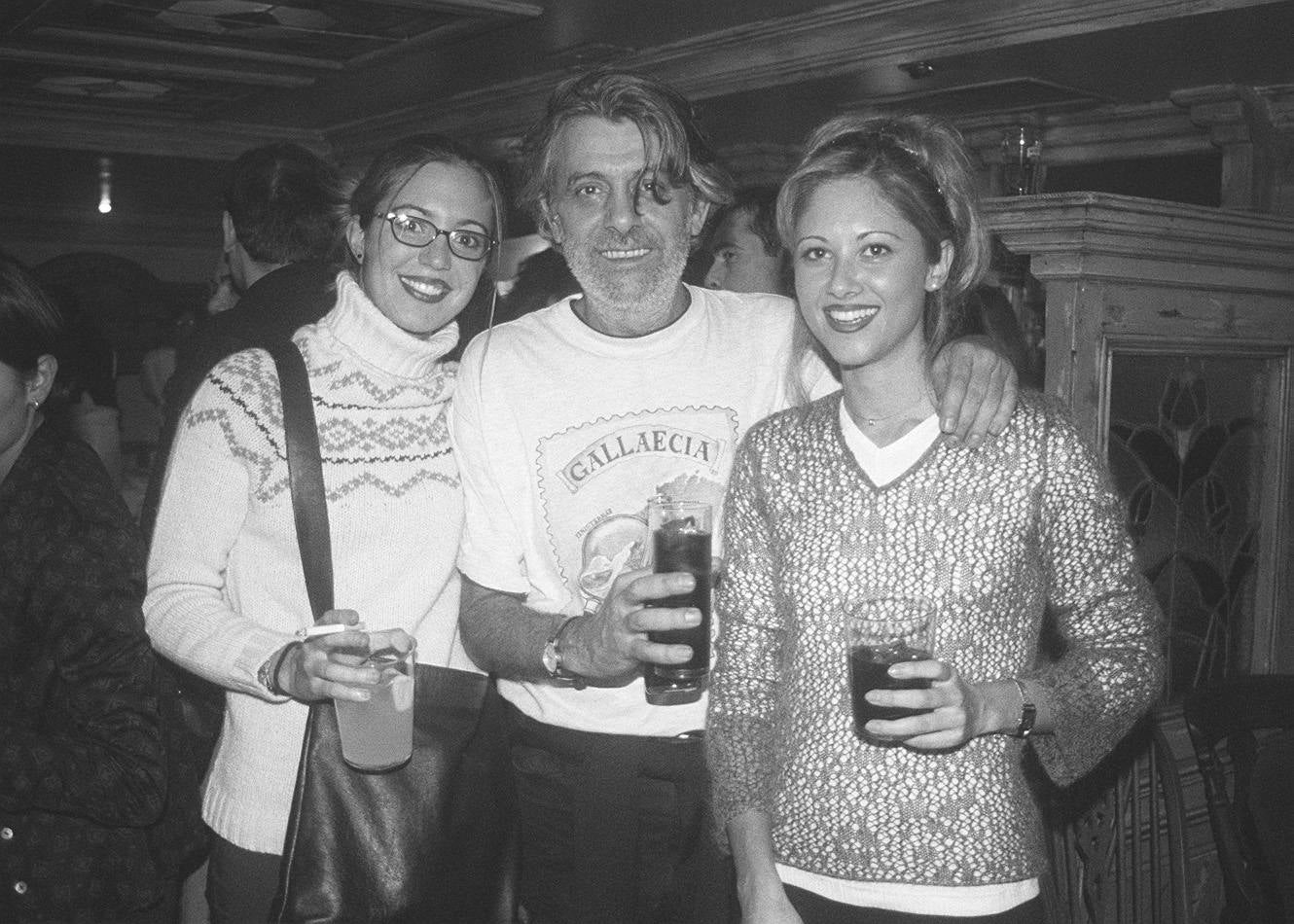 Chete Lera, en 1999, con las azafatas de la Seminci Esther y Cristina.