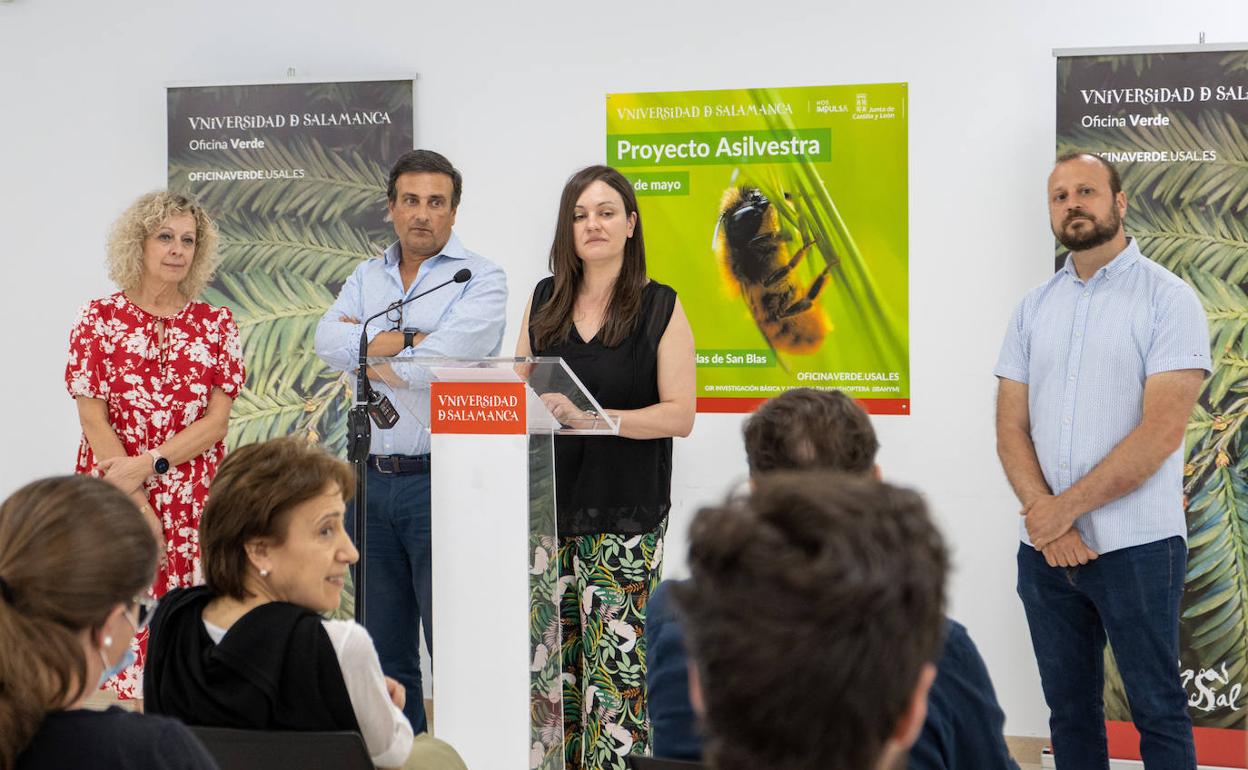 La vicerrectora de Estudiantes, Celia Aramburu; Félix Torres y Laura Baños, GIR Investigación Básica y Aplicada en Hymenoptera (IBAHYM); y el técnico de la Oficina Verde Javier Carbonero.