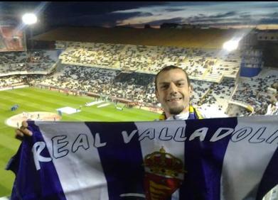 Imagen secundaria 1 - Arriba Rubén Mayo en el Reale Arena, en la foto de la izquierda en Mestalla y a la derecha en Butarque. 