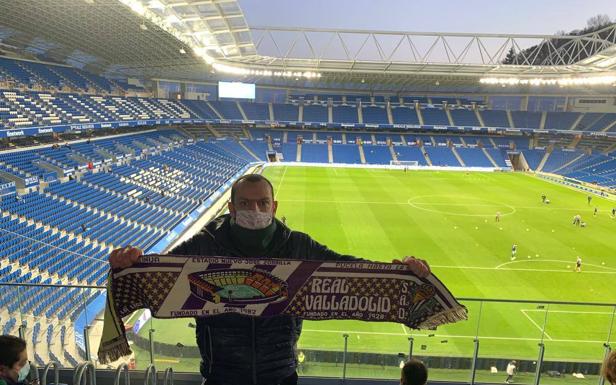 Imagen principal - Arriba Rubén Mayo en el Reale Arena, en la foto de la izquierda en Mestalla y a la derecha en Butarque. 