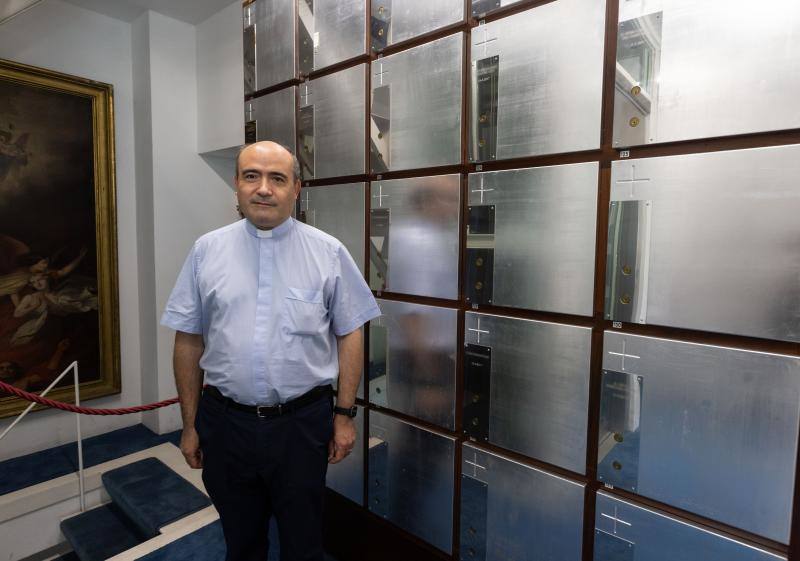 El párroco de San Lorenzo, Jesús Álvaro Sancho, muestra las arquetas en una de las plantas del columbario.