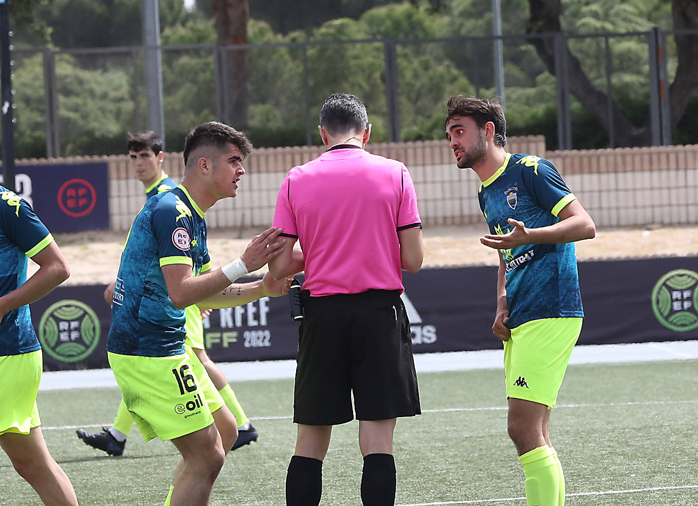 Los jugadores, desolados, al final del encuentro.