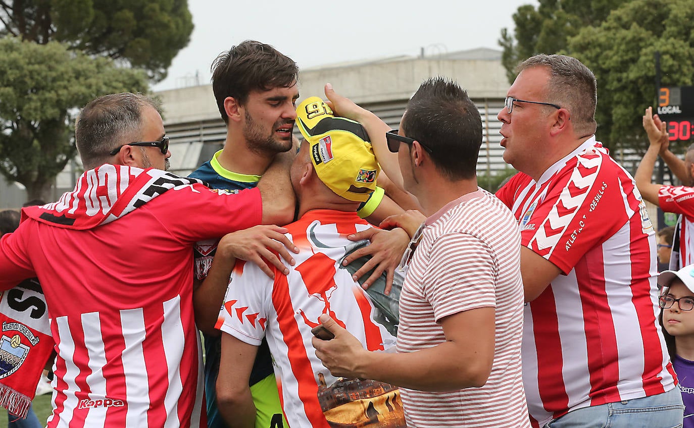 Los jugadores, desolados, al final del encuentro.