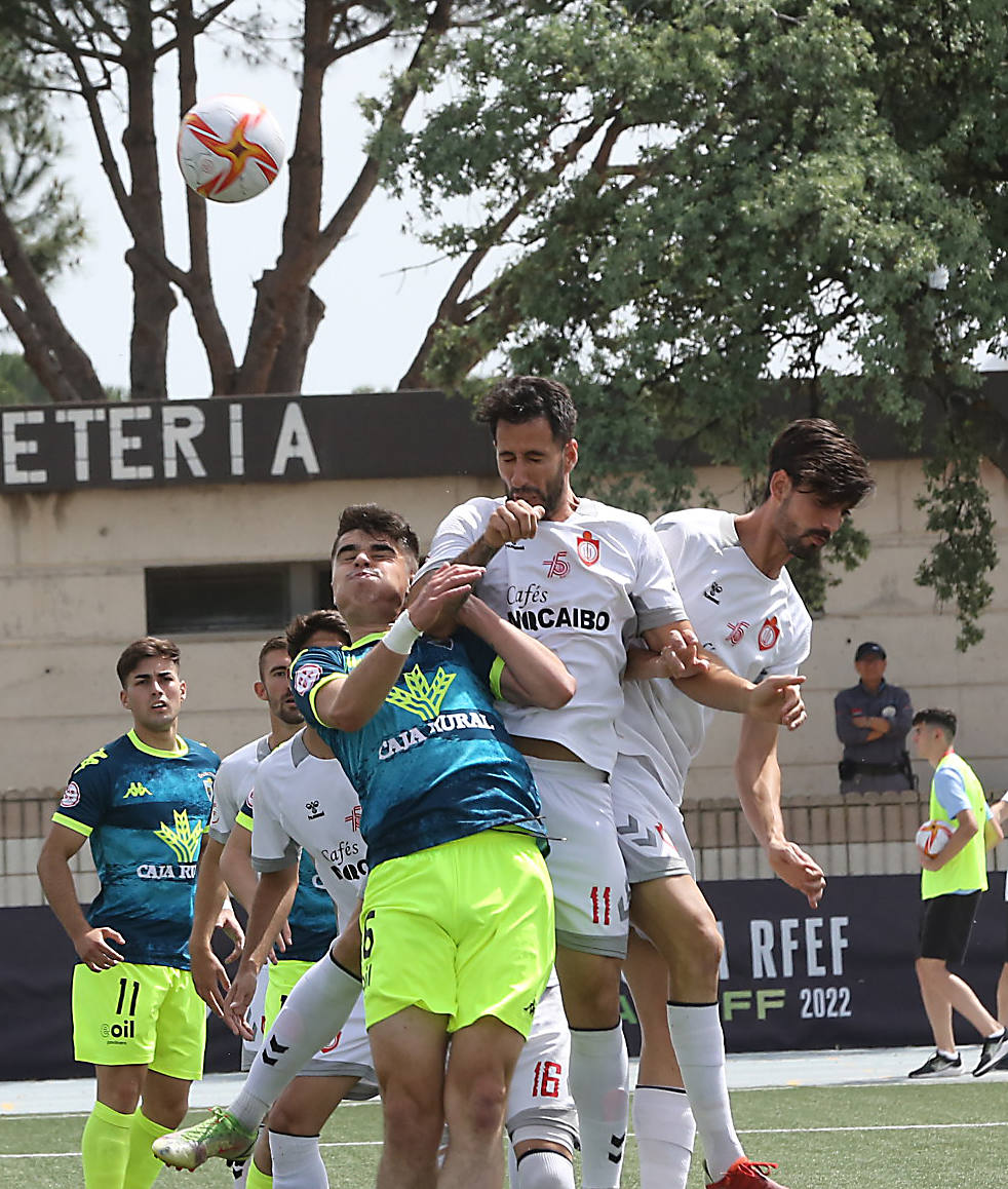 Los jugadores, desolados, al final del encuentro.
