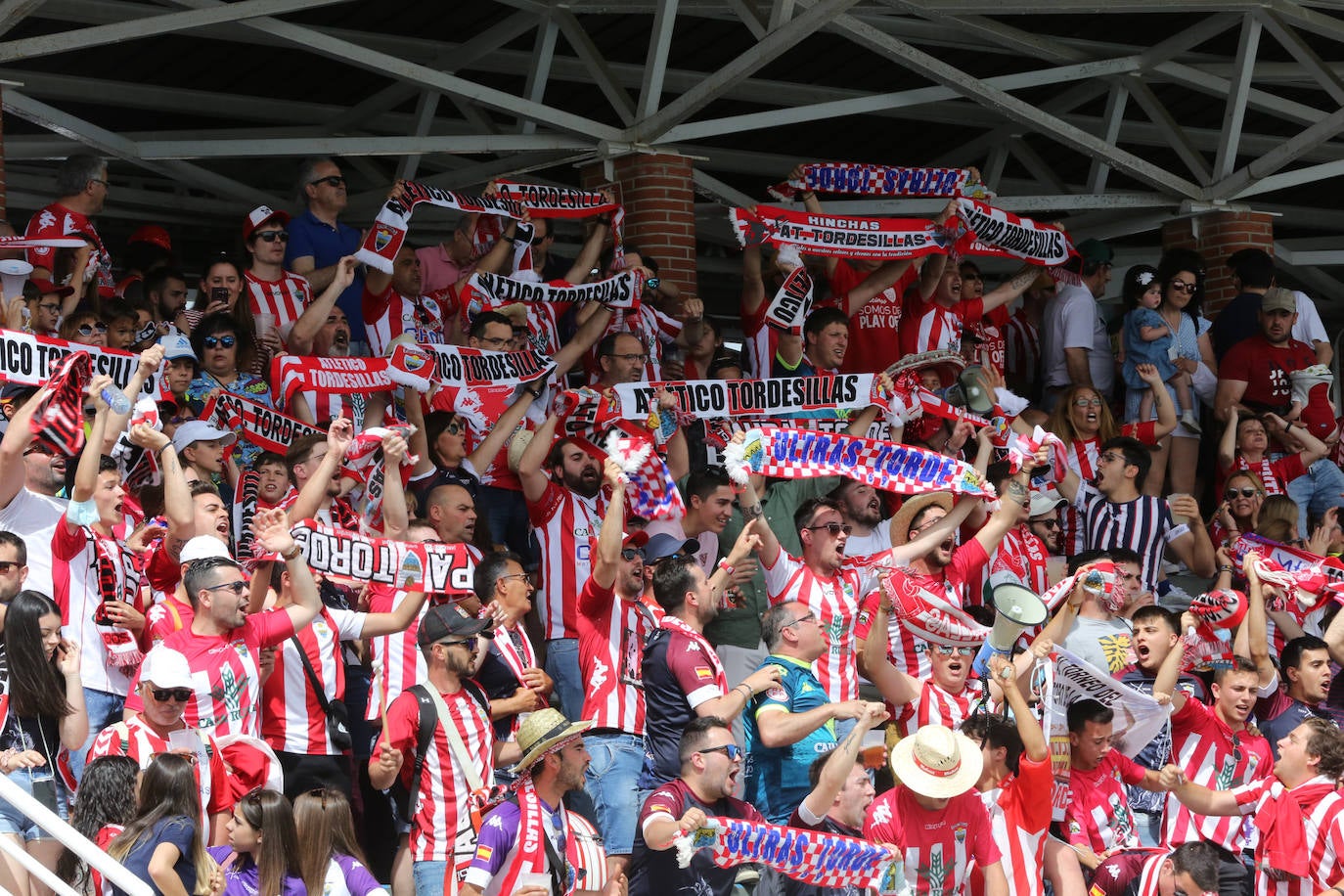 Los jugadores, desolados, al final del encuentro.