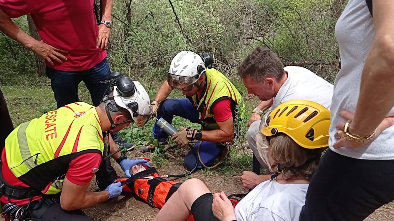 Inmovilización de la senderista accidentada este sábado en el Chorro Grande.