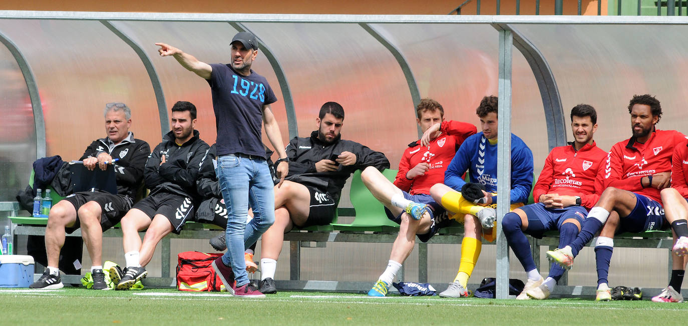 Ramsés Gil realiza indicaciones a sus jugadores desde la banda durante el partido del pasado domingo en Vigo.