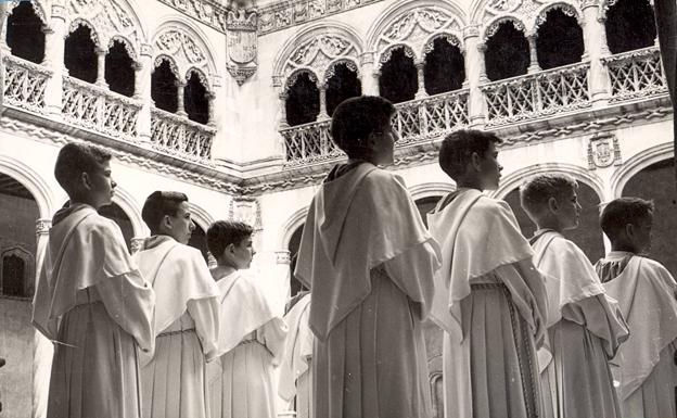 Los alumnos de la Escolanía del Colegio de Lourdes en el patio del Museo de Escultura.