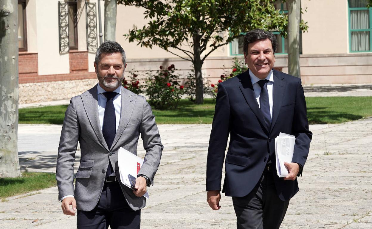 El consejero portavoz, Carlos Fernández Carriedo (derecha), el jueves, junto al director de Comunicación, Julio López (izquierda). 